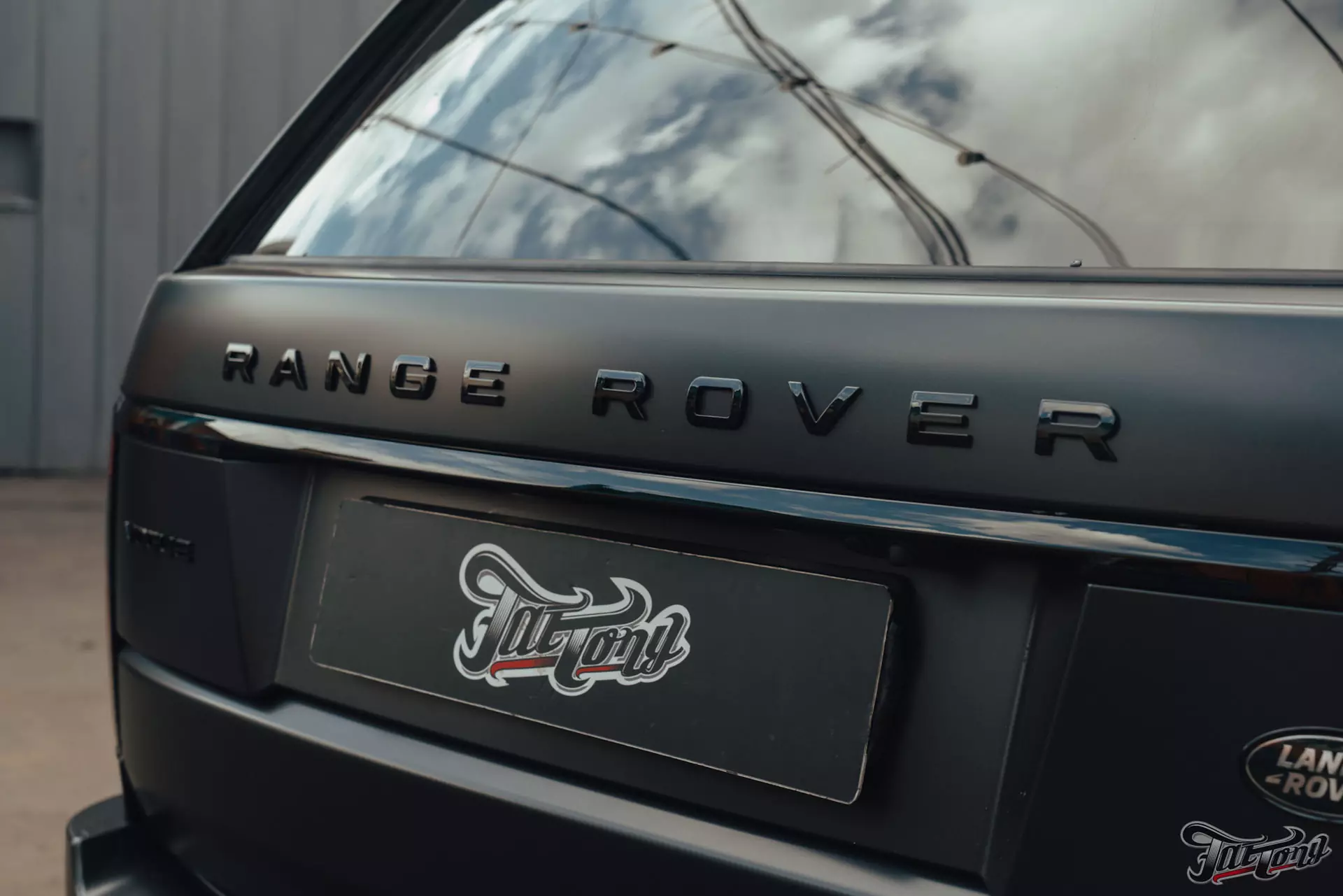 Range Rover Vogue. Оклейка в матовый полиуретан, антихром. Шиномонтаж